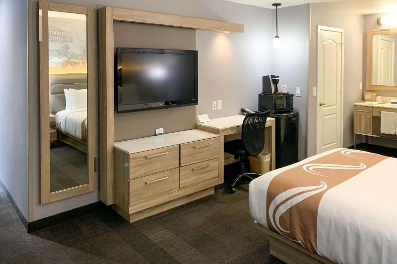 Deluxe Queen Room image 1
