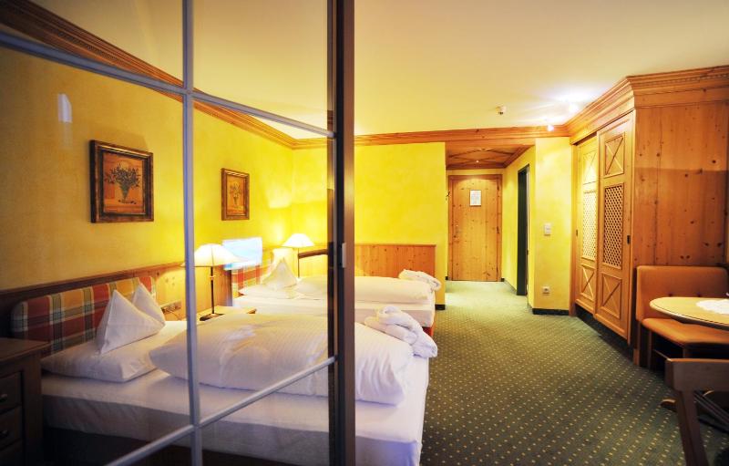 Twin Room image 2
