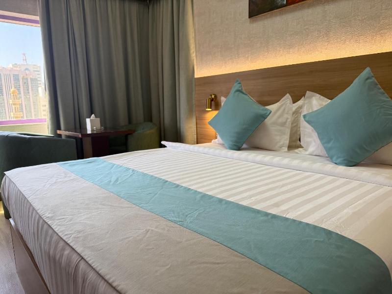 Deluxe King Room image 4