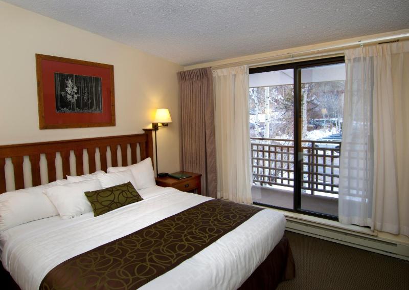 Queen Room with Two Queen Beds image 4