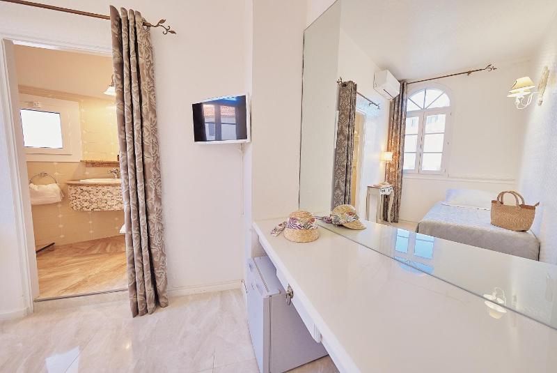 Comfort Triple Room image 3