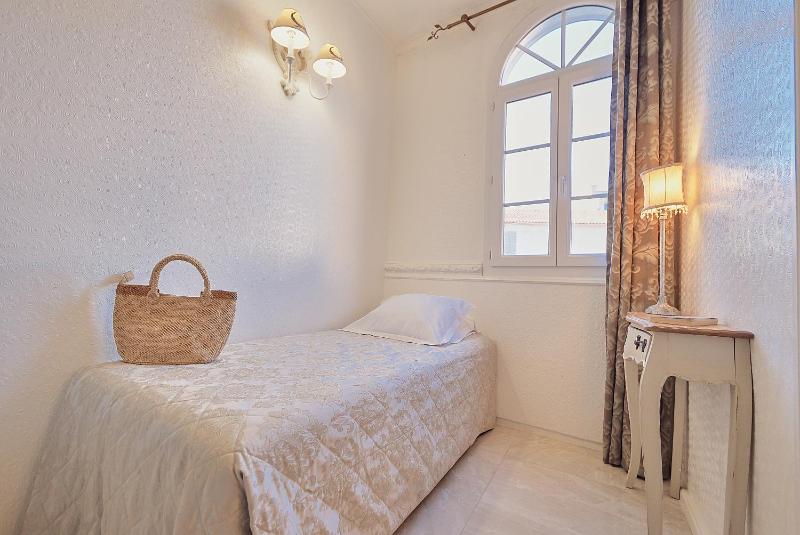 Single Room with Bathroom image 3