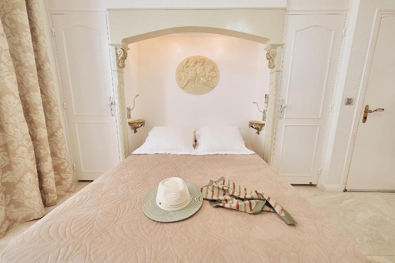 Double Room - Pedestrian Street Side  image 4