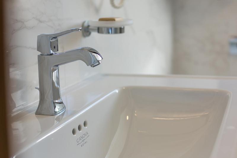 Superior Double Room with Balcony image 4