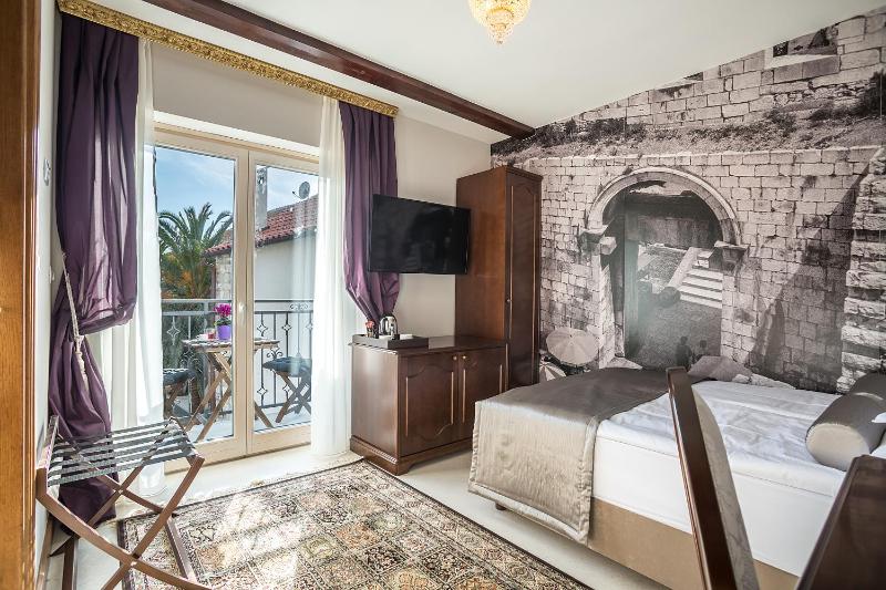 Standard Double Room with Balcony image 3