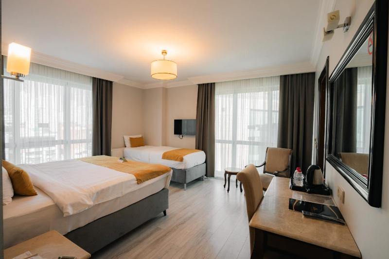 Deluxe Triple Room image 1