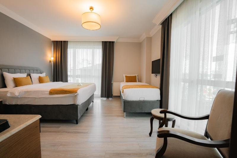 Deluxe Triple Room image 3