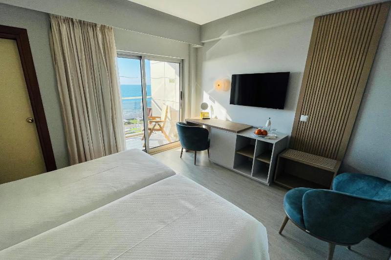 Twin Room with Sea View image 3