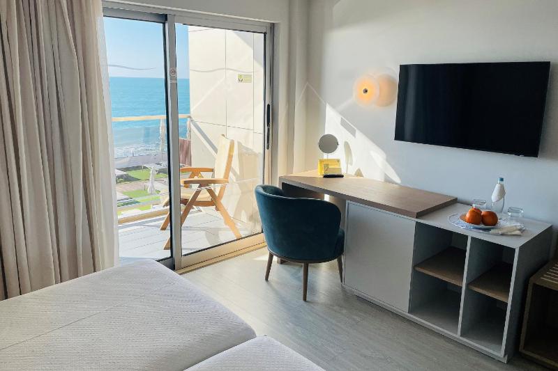 Twin Room with Sea View image 4