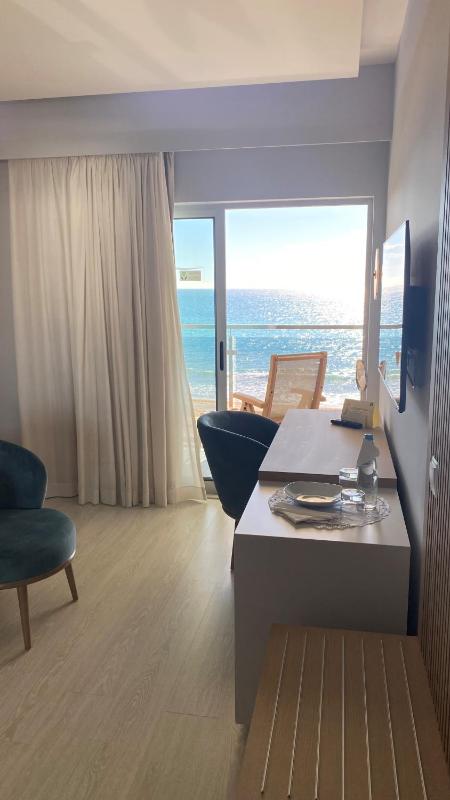 Twin Room with Beach View  image 1