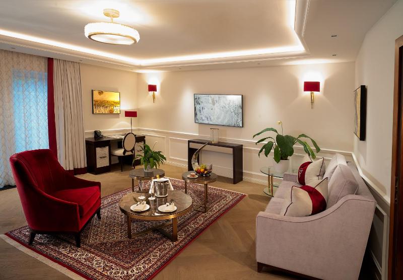 Deluxe Suite image 1