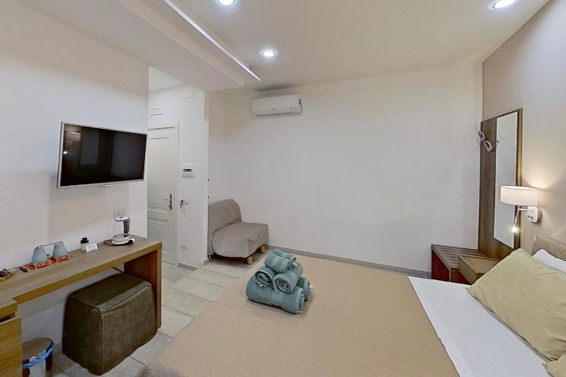 Standard Double Room image 3