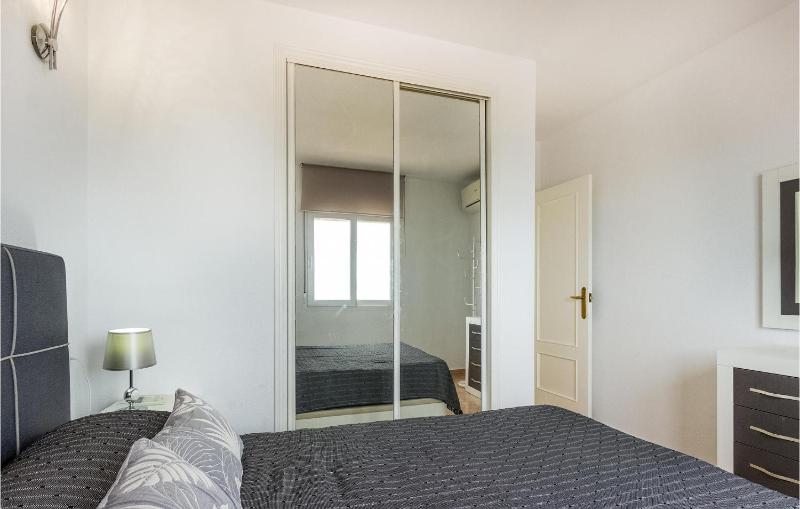 Awesome Apartment In Torrevieja With Wifi - image 24