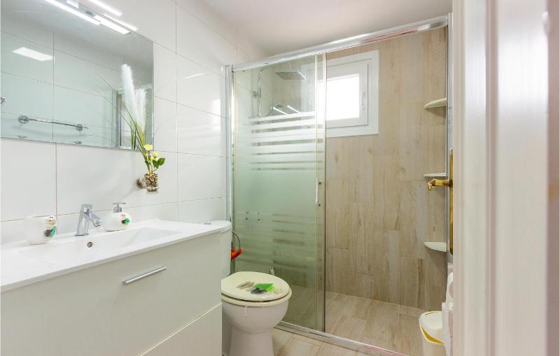 Awesome Apartment In Torrevieja With Wifi - image 15