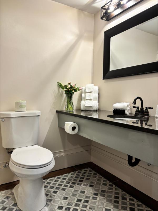 Standard King Room image 2