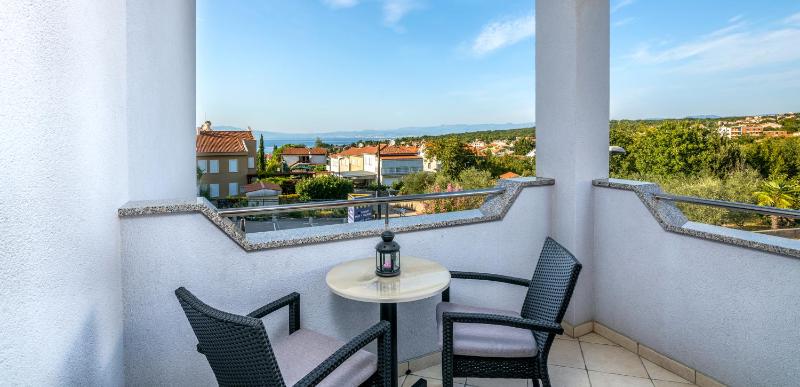 One-Bedroom Apartment with Balcony and Sea View image 4