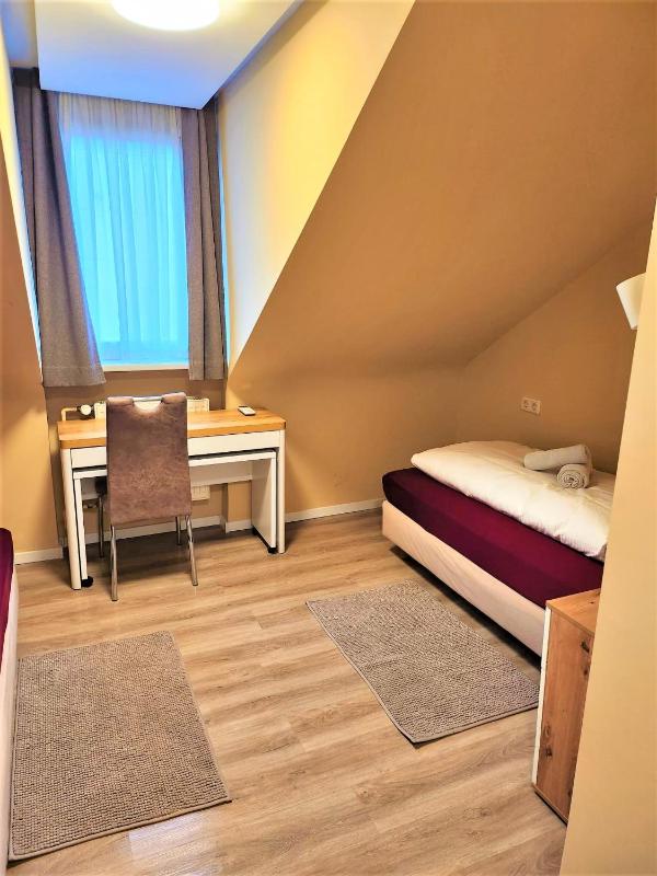Economy Double Room image 3