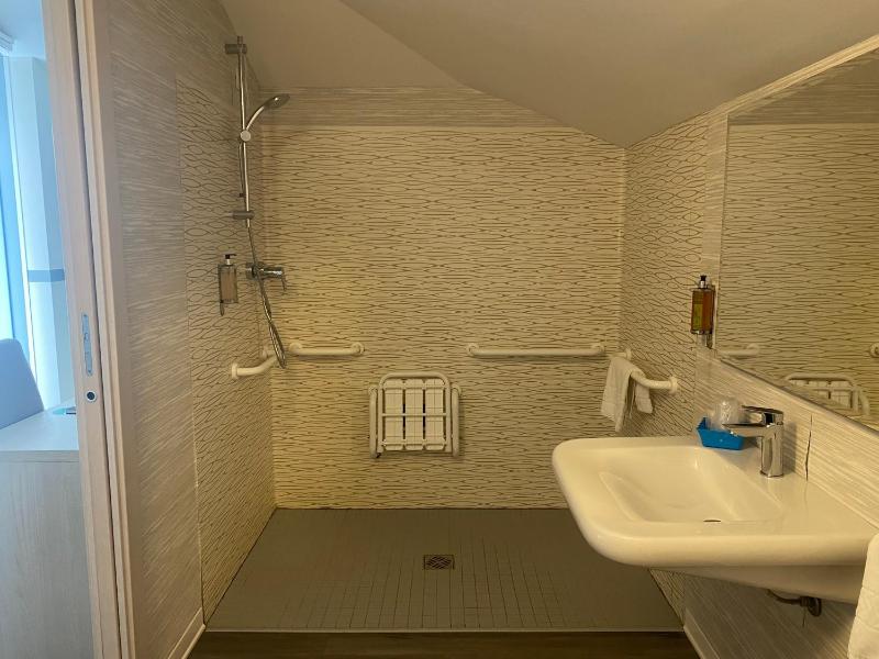 Large Double or Twin Room image 1