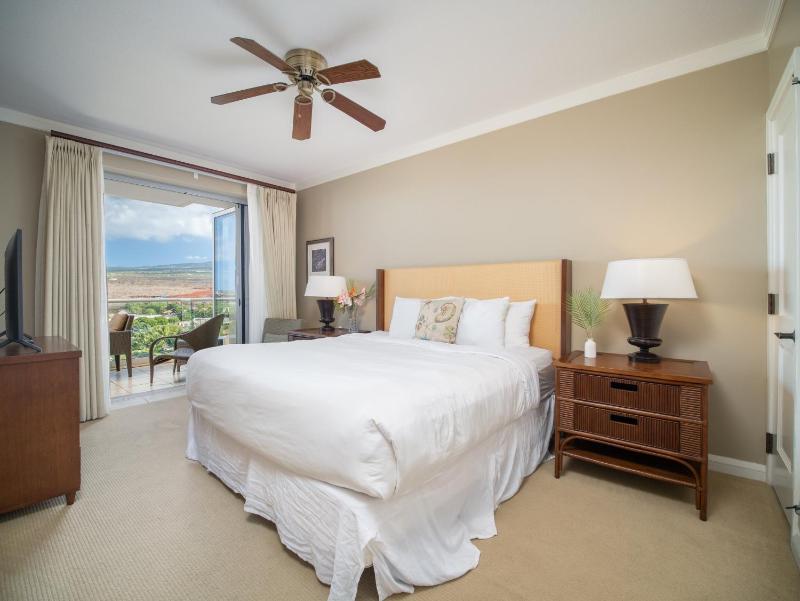 Ninth-Floor Mountain View Suite and Expansive Lanai at Honua Kai - image 17
