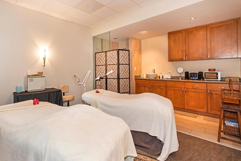 Ninth-Floor Mountain View Suite and Expansive Lanai at Honua Kai - image 22