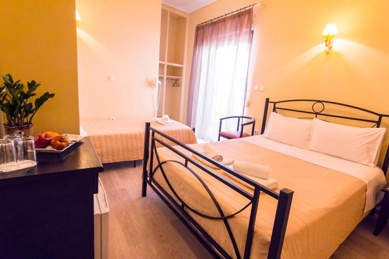 Basic Triple Room image 4