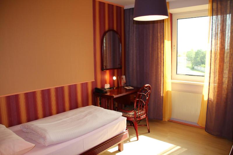 Single Room image 4