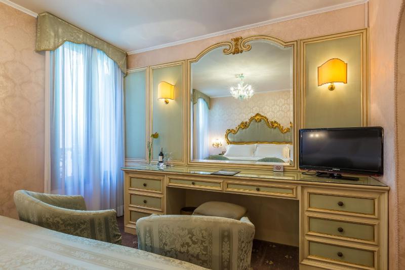 Classic Double Venetian Room   image 4