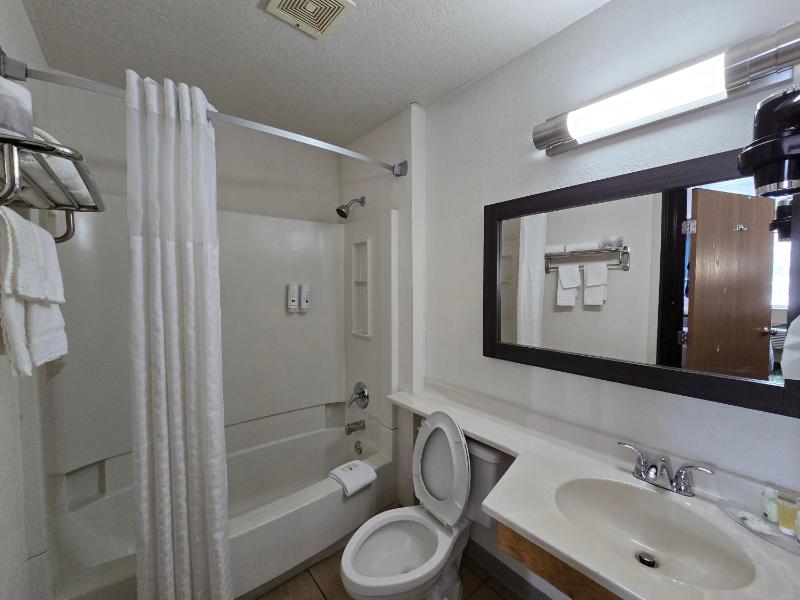 Queen Room - Non Smoking/Interior Corridor image 2