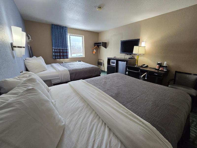 Quadruple Room with Two Queen Beds - Non Smoking/Interior Corridor image 2