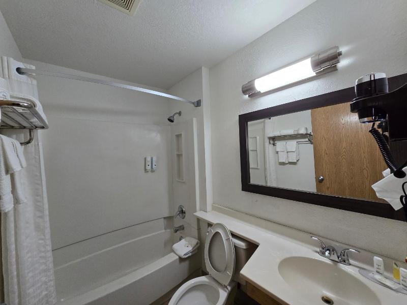 Quadruple Room with Two Queen Beds - Non Smoking/Interior Corridor image 4