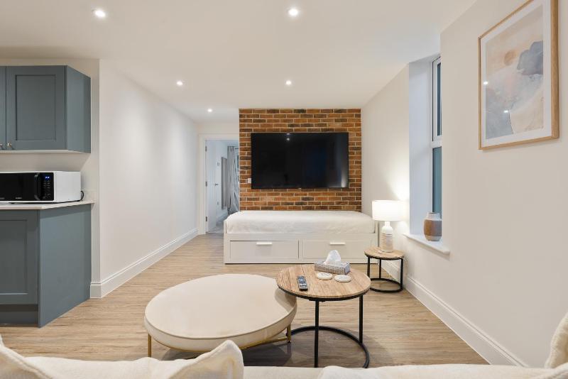 Beach Vibes Garden Apartment Close to Town Centre & Beach - image 17