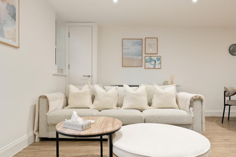 Beach Vibes Garden Apartment Close to Town Centre & Beach - image 16