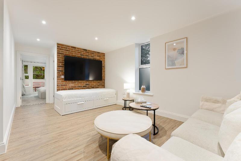 Beach Vibes Garden Apartment Close to Town Centre & Beach - image 12