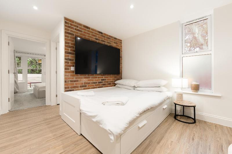 Beach Vibes Garden Apartment Close to Town Centre & Beach - image 22