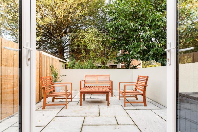 Beach Vibes Garden Apartment Close to Town Centre & Beach - image 11