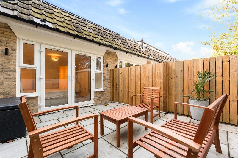 Beach Vibes Garden Apartment Close to Town Centre & Beach - image 14