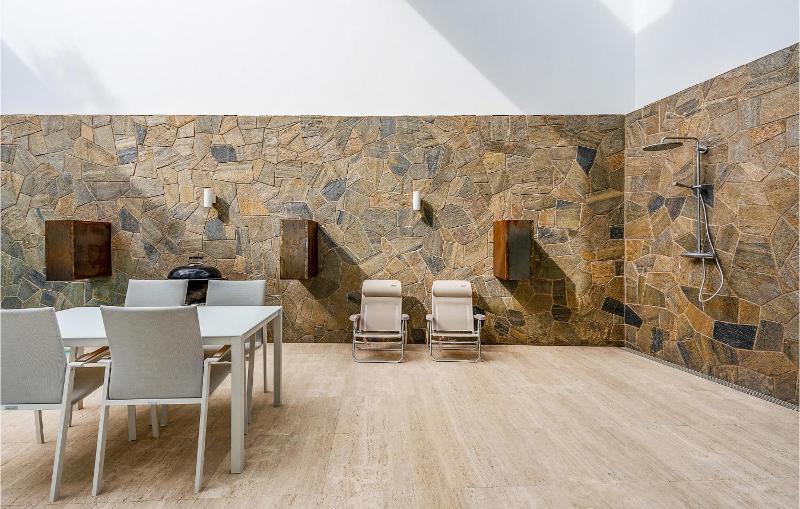 Luxurious Home In Granada - image 2