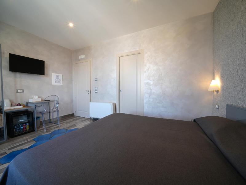 Double or Twin Room with Sea View image 4