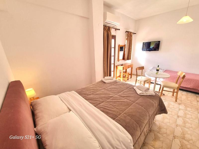 Triple Room with Garden View image 4