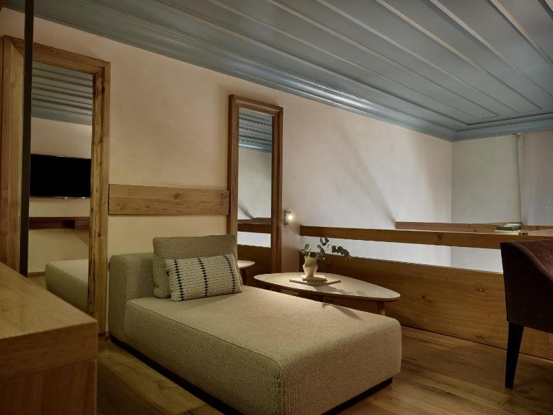 Deluxe Suite with Sea View image 4