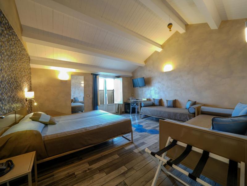 Quadruple Room with Garden View image 3