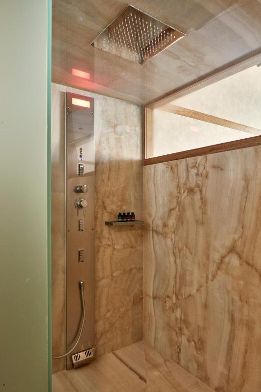 Honeymoon Suite with Internal Balcony and Sea View image 2