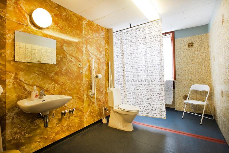 Single Room with Shared Bathroom image 3