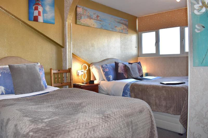 Family Room (2 Adults + 1 Child) - Second Floor image 3