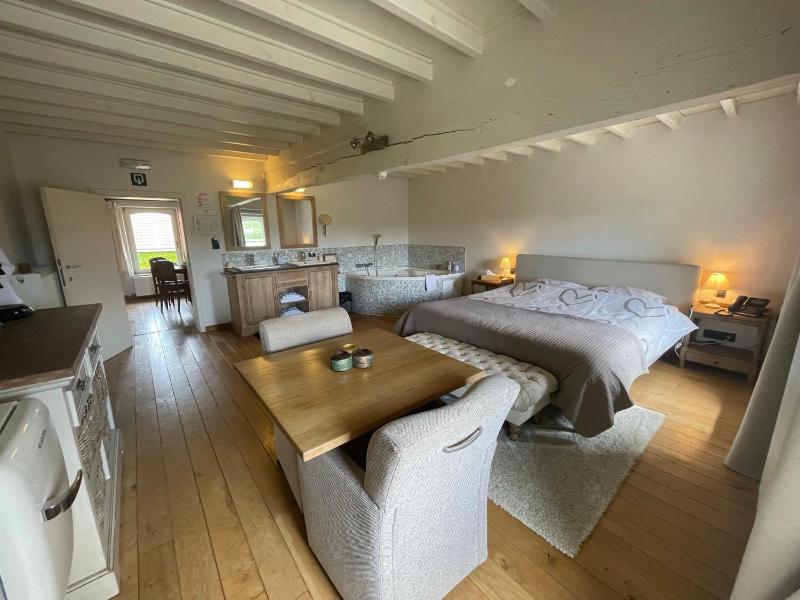 King Room with Spa Bath image 1