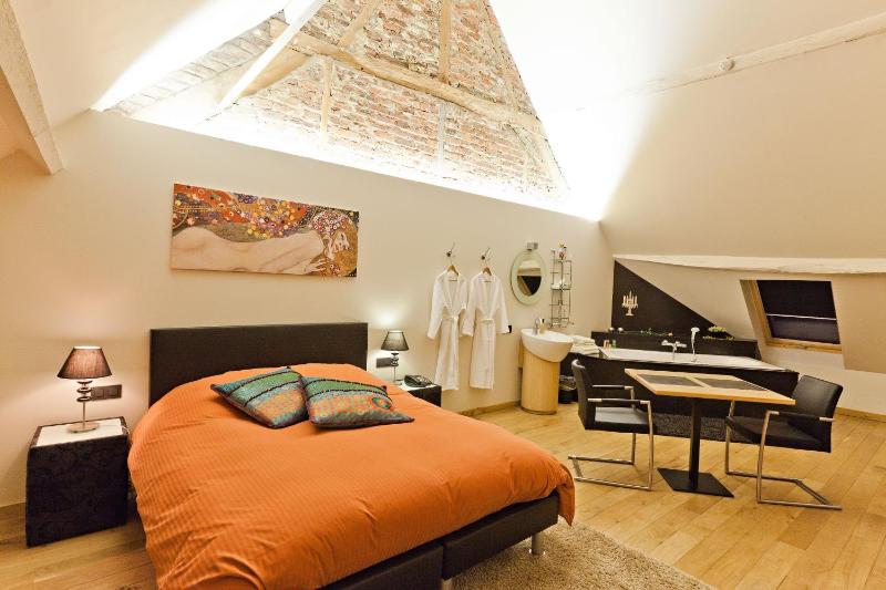 King Room with Spa Bath image 1