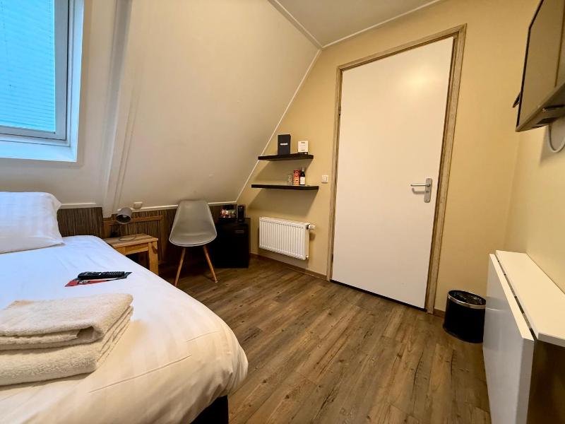 Standard Single Room with Shower image 3