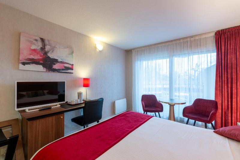 Double Room with Balcony image 4