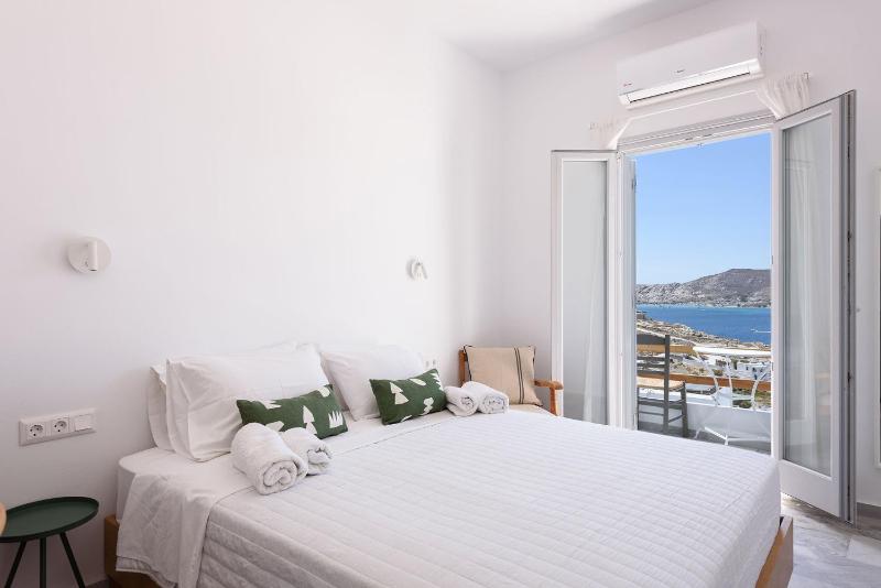 Double Room with Balcony and Sea View image 1