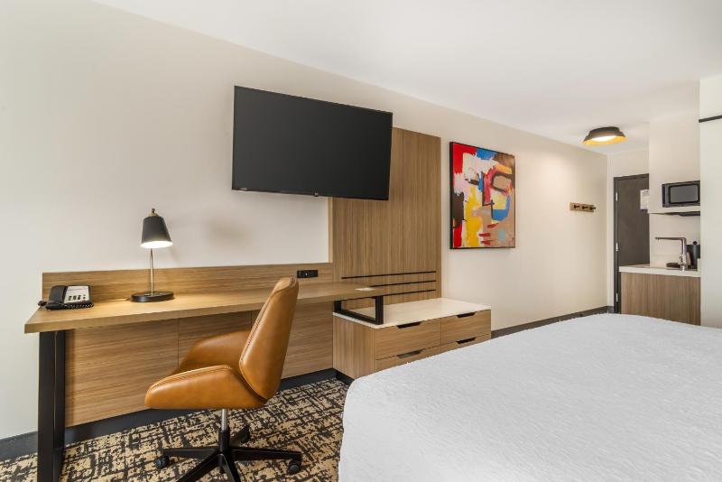 King Room with Sofa Bed and Study - Non-Smoking image 4